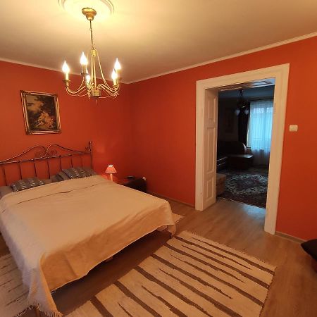 Ferienwohnung Dom Pod Zegarem Przemyśl Exterior foto