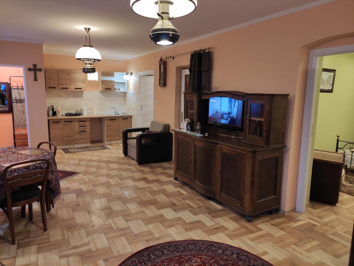 Ferienwohnung Dom Pod Zegarem Przemyśl Exterior foto